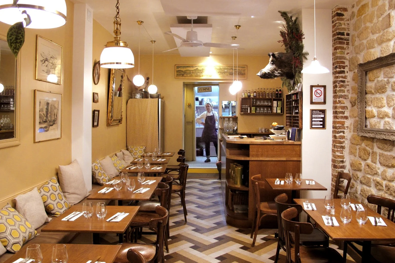 Salle d'Il Bacaro, murs ocre et gravures anciennes.